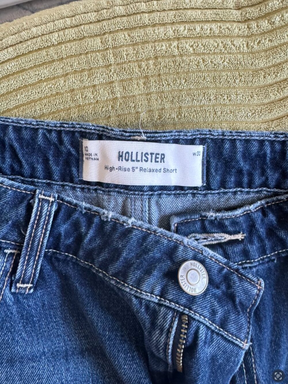 Hollister High Rise 5" Relaxed Jean Shorts size 30